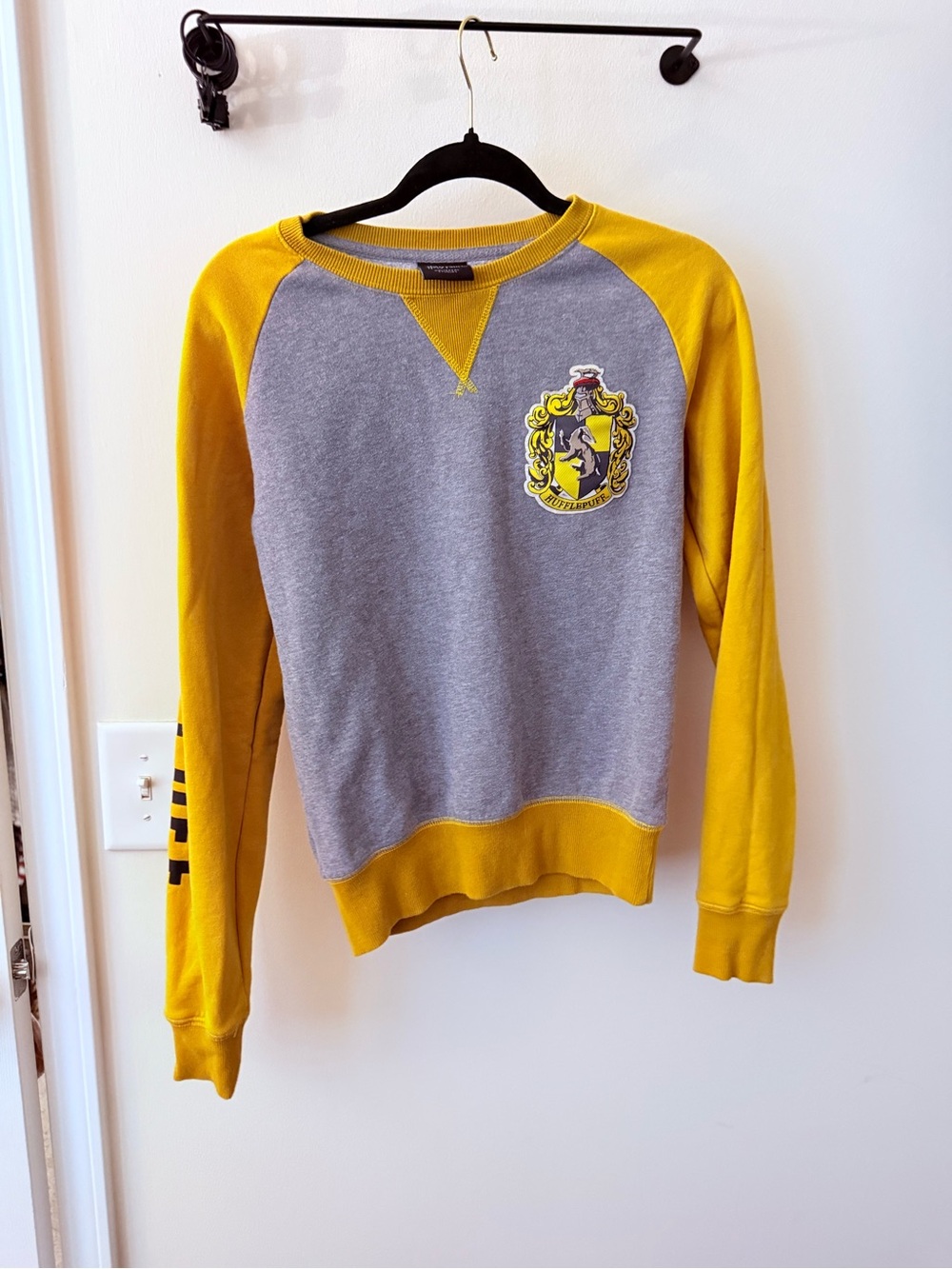 Harry Potter Wizarding World Crewneck in Yellow & Gray